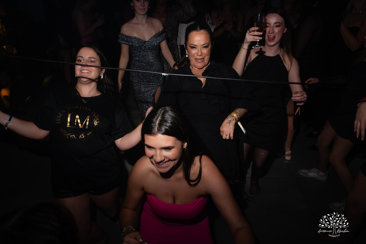 festa-15-anos - debutante - chácara-do-amanhecer - making-of - homenagem - pista-de-dança - fotografia-de-festa - antonio-rocha-fotografias – lavie eventos – storymaker Luan – Pelotas – Antonio Rocha Fotografias – grupo malv – personalizados de 15 anos
