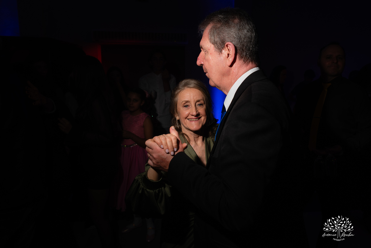 festa de 15 anos - debutante - ensaio fotográfico 15 anos - fotografia de debutante - fotógrafo de festas - fotógrafo de 15 anos - Chácara Fiss - abertura da pista de dança - fotógrafo em Pelotas - Antonio Rocha Fotografias - fotos de aniversário 15 anos