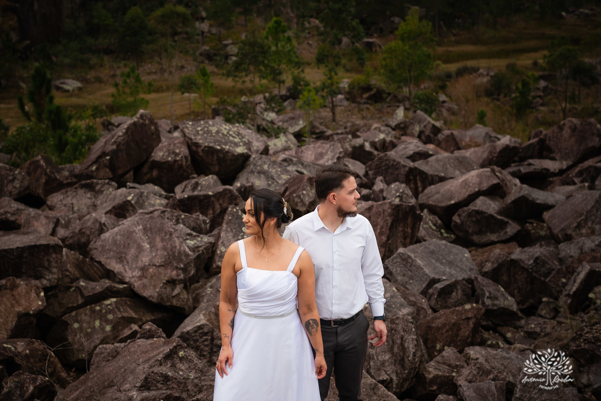ensaio pós-casamento - pedreiras do Capão - ensaio ao entardecer - fotografia de casal - fotógrafo Pelotas - fotos criativas de casal - luz dourada - Antonio Rocha Fotografias - ensaio ao pôr do sol - ensaio de casamento - pós-cerimônia