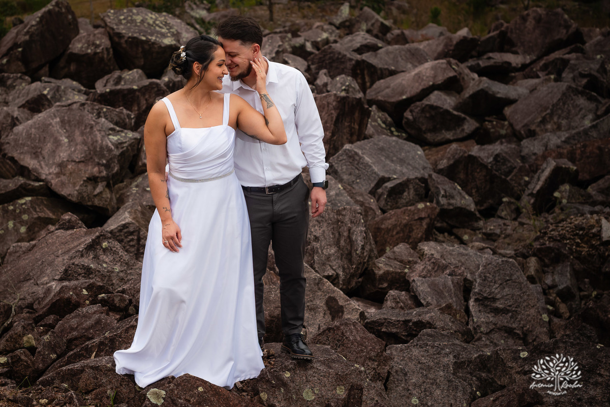 ensaio pós-casamento - pedreiras do Capão - ensaio ao entardecer - fotografia de casal - fotógrafo Pelotas - fotos criativas de casal - luz dourada - Antonio Rocha Fotografias - ensaio ao pôr do sol - ensaio de casamento - pós-cerimônia