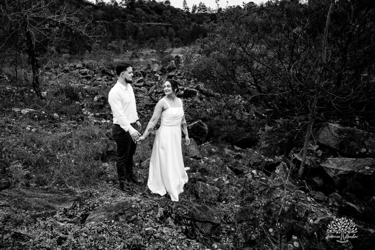 ensaio pós-casamento - pedreiras do Capão - ensaio ao entardecer - fotografia de casal - fotógrafo Pelotas - fotos criativas de casal - luz dourada - Antonio Rocha Fotografias - ensaio ao pôr do sol - ensaio de casamento - pós-cerimônia