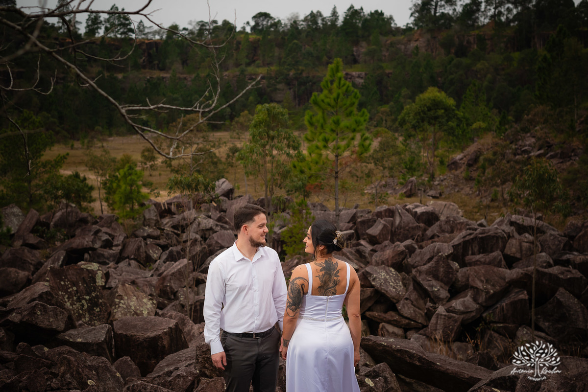 ensaio pós-casamento - pedreiras do Capão - ensaio ao entardecer - fotografia de casal - fotógrafo Pelotas - fotos criativas de casal - luz dourada - Antonio Rocha Fotografias - ensaio ao pôr do sol - ensaio de casamento - pós-cerimônia