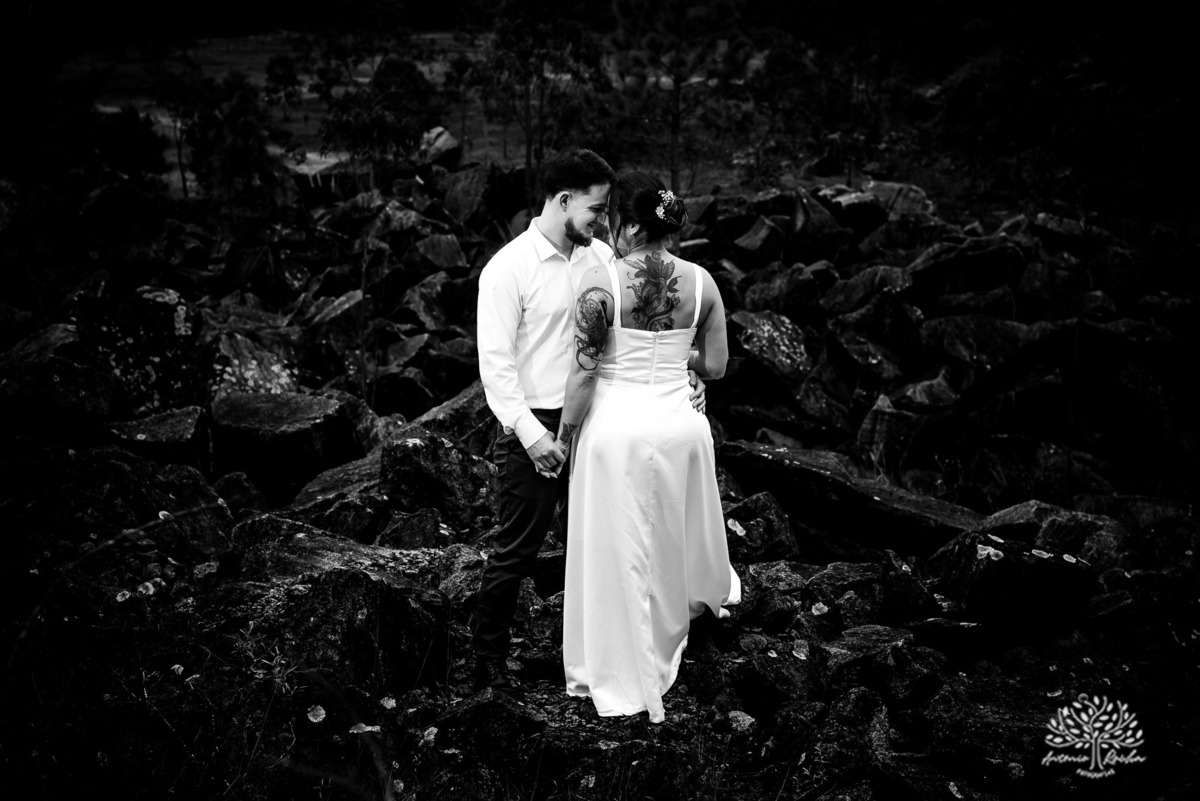 ensaio pós-casamento - pedreiras do Capão - ensaio ao entardecer - fotografia de casal - fotógrafo Pelotas - fotos criativas de casal - luz dourada - Antonio Rocha Fotografias - ensaio ao pôr do sol - ensaio de casamento - pós-cerimônia