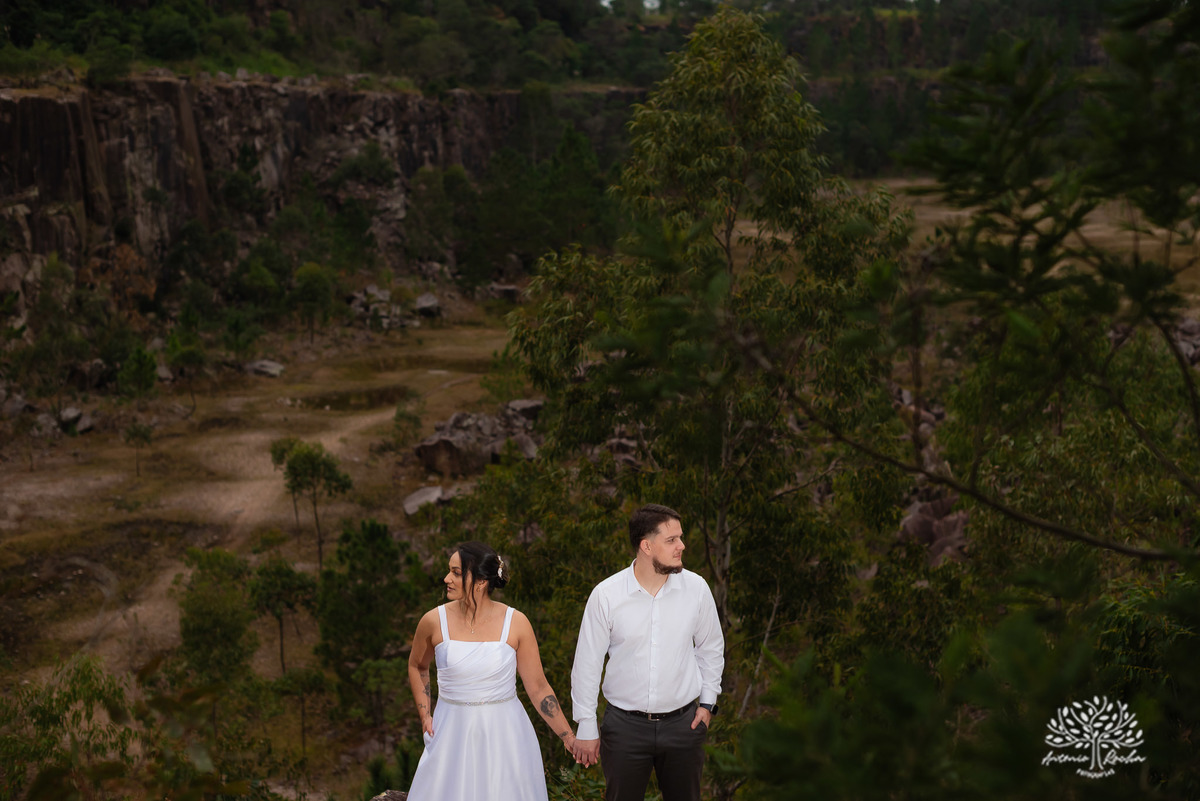 ensaio pós-casamento - pedreiras do Capão - ensaio ao entardecer - fotografia de casal - fotógrafo Pelotas - fotos criativas de casal - luz dourada - Antonio Rocha Fotografias - ensaio ao pôr do sol - ensaio de casamento - pós-cerimônia