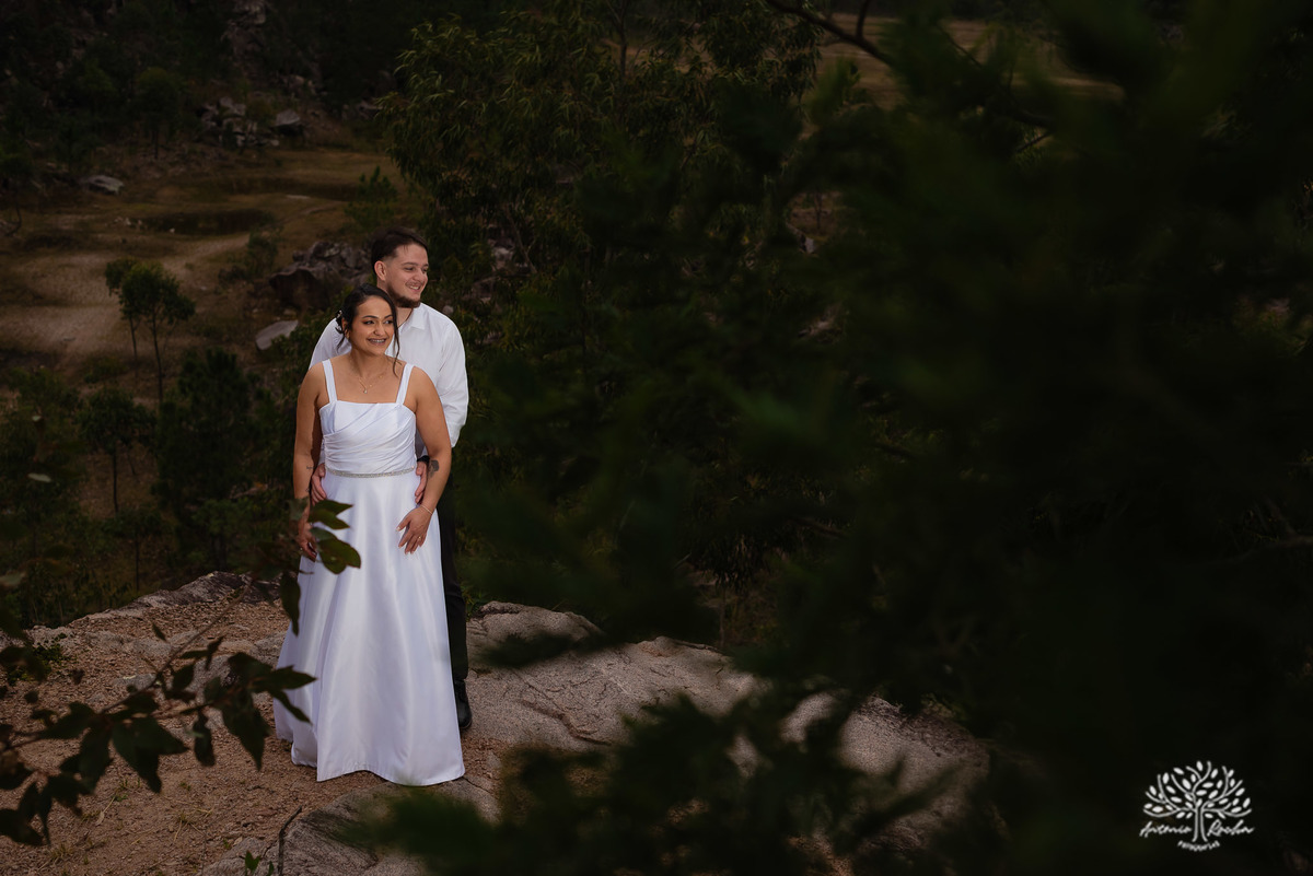 ensaio pós-casamento - pedreiras do Capão - ensaio ao entardecer - fotografia de casal - fotógrafo Pelotas - fotos criativas de casal - luz dourada - Antonio Rocha Fotografias - ensaio ao pôr do sol - ensaio de casamento - pós-cerimônia