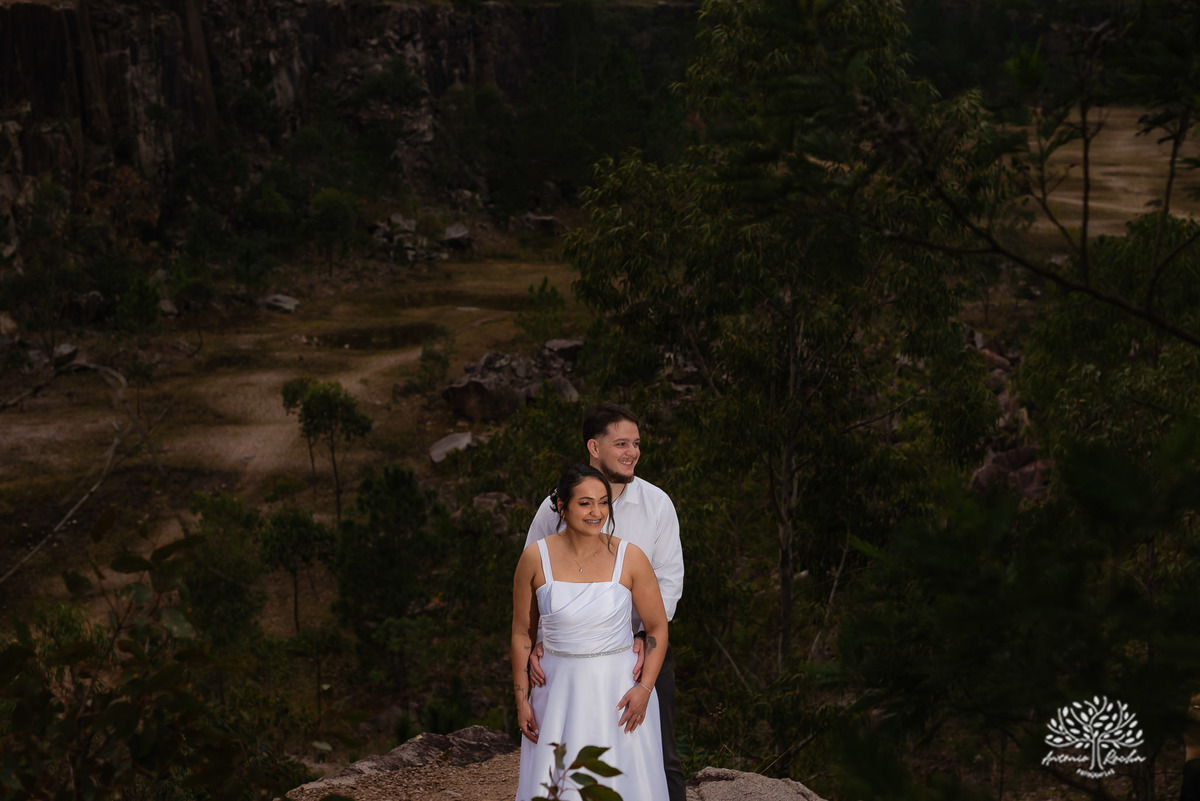 ensaio pós-casamento - pedreiras do Capão - ensaio ao entardecer - fotografia de casal - fotógrafo Pelotas - fotos criativas de casal - luz dourada - Antonio Rocha Fotografias - ensaio ao pôr do sol - ensaio de casamento - pós-cerimônia