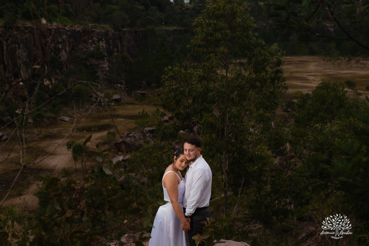 ensaio pós-casamento - pedreiras do Capão - ensaio ao entardecer - fotografia de casal - fotógrafo Pelotas - fotos criativas de casal - luz dourada - Antonio Rocha Fotografias - ensaio ao pôr do sol - ensaio de casamento - pós-cerimônia