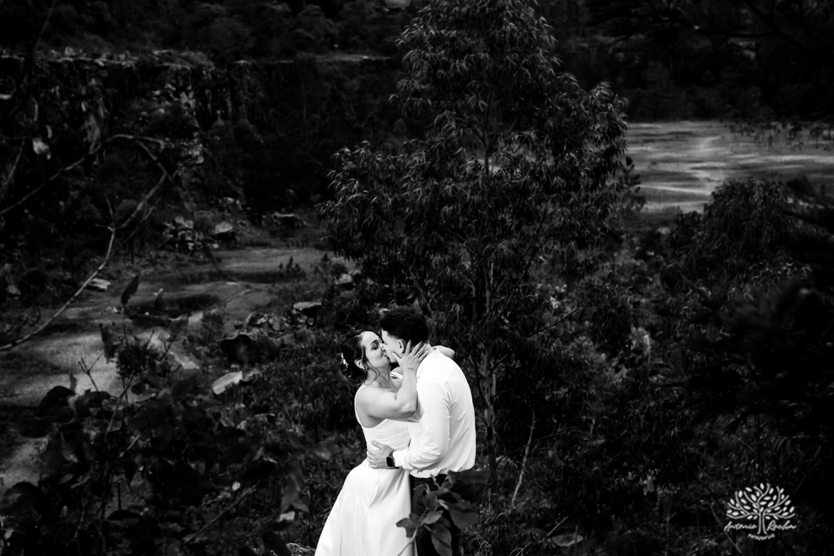ensaio pós-casamento - pedreiras do Capão - ensaio ao entardecer - fotografia de casal - fotógrafo Pelotas - fotos criativas de casal - luz dourada - Antonio Rocha Fotografias - ensaio ao pôr do sol - ensaio de casamento - pós-cerimônia