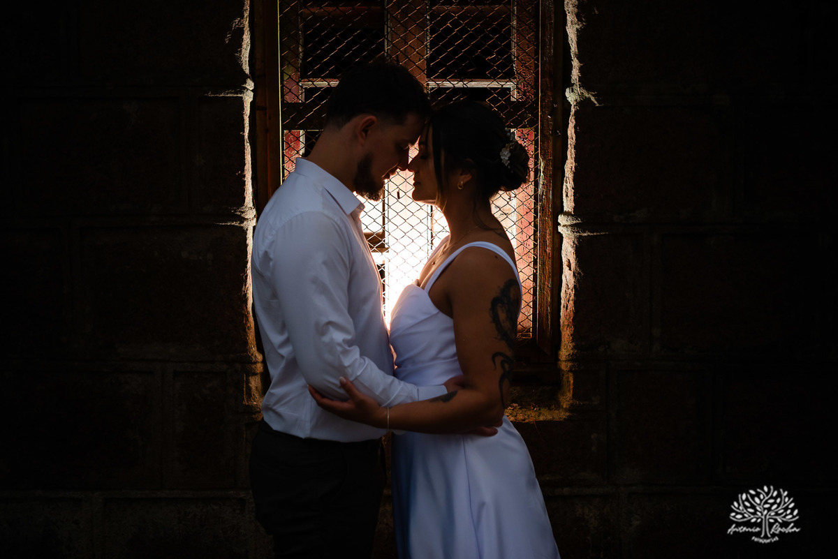 ensaio pós-casamento - pedreiras do Capão - ensaio ao entardecer - fotografia de casal - fotógrafo Pelotas - fotos criativas de casal - luz dourada - Antonio Rocha Fotografias - ensaio ao pôr do sol - ensaio de casamento - pós-cerimônia