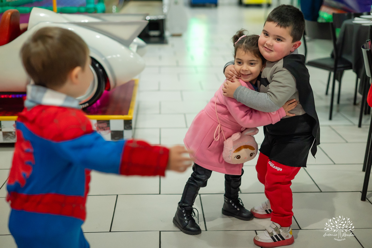 Pelotas - aniversário infantil - festa infantil - fotógrafo de aniversários - fotos de aniversário - 4 anos - festa de super-herói - Homem-Aranha - brincadeiras infantis - memórias da infância - diversão crianças - festa com amigos - fotografia de festas
