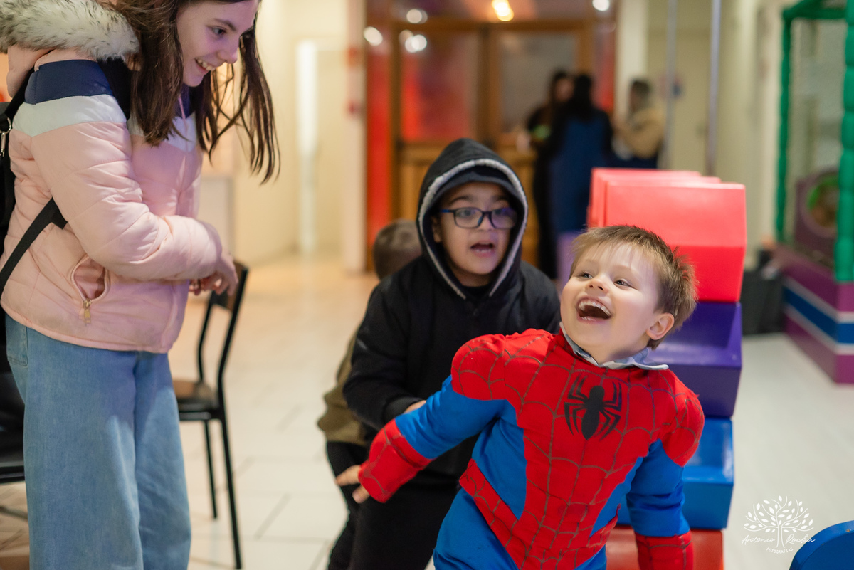 Pelotas - aniversário infantil - festa infantil - fotógrafo de aniversários - fotos de aniversário - 4 anos - festa de super-herói - Homem-Aranha - brincadeiras infantis - memórias da infância - diversão crianças - festa com amigos - fotografia de festas