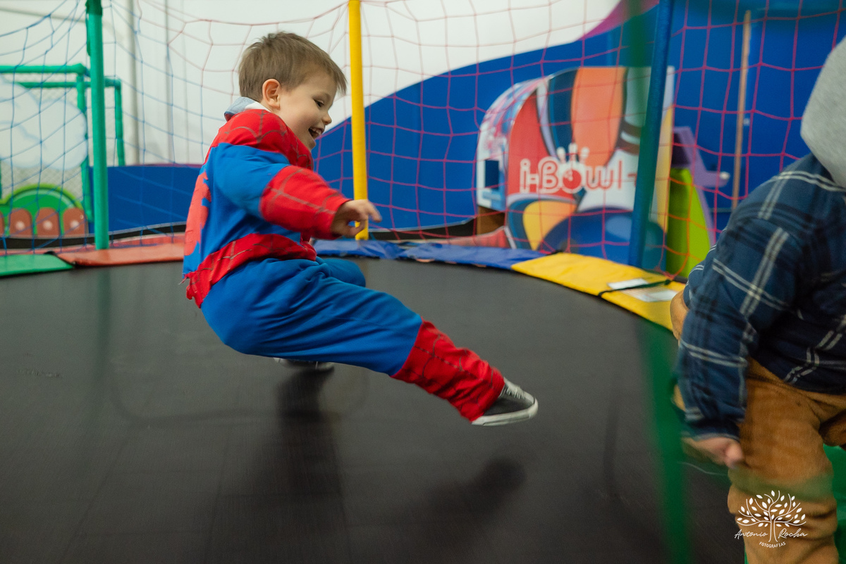 Pelotas - aniversário infantil - festa infantil - fotógrafo de aniversários - fotos de aniversário - 4 anos - festa de super-herói - Homem-Aranha - brincadeiras infantis - memórias da infância - diversão crianças - festa com amigos - fotografia de festas