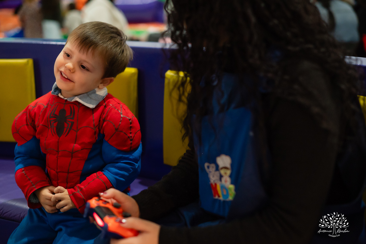 Pelotas - aniversário infantil - festa infantil - fotógrafo de aniversários - fotos de aniversário - 4 anos - festa de super-herói - Homem-Aranha - brincadeiras infantis - memórias da infância - diversão crianças - festa com amigos - fotografia de festas