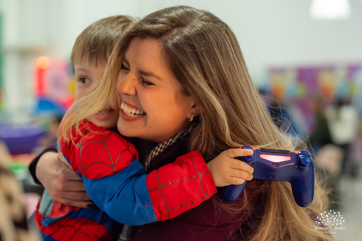 Pelotas - aniversário infantil - festa infantil - fotógrafo de aniversários - fotos de aniversário - 4 anos - festa de super-herói - Homem-Aranha - brincadeiras infantis - memórias da infância - diversão crianças - festa com amigos - fotografia de festas