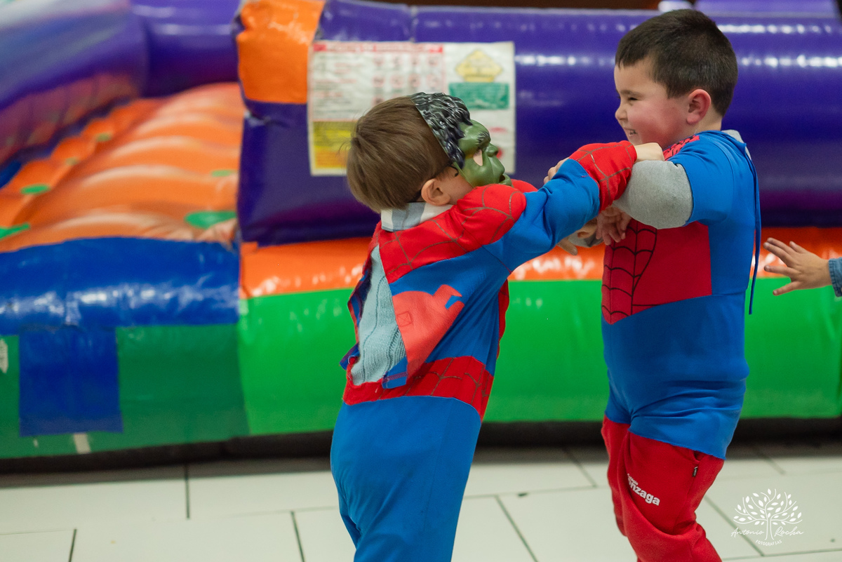 Pelotas - aniversário infantil - festa infantil - fotógrafo de aniversários - fotos de aniversário - 4 anos - festa de super-herói - Homem-Aranha - brincadeiras infantis - memórias da infância - diversão crianças - festa com amigos - fotografia de festas