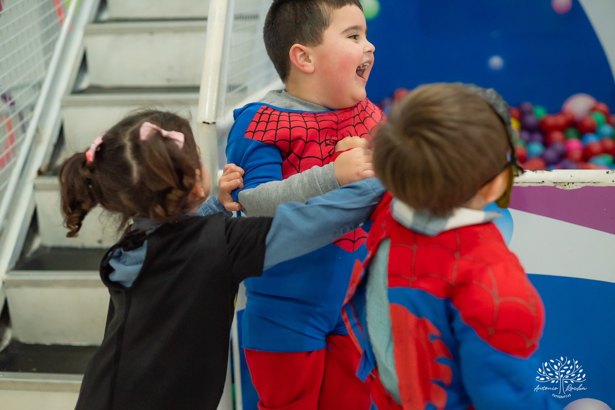 Pelotas - aniversário infantil - festa infantil - fotógrafo de aniversários - fotos de aniversário - 4 anos - festa de super-herói - Homem-Aranha - brincadeiras infantis - memórias da infância - diversão crianças - festa com amigos - fotografia de festas