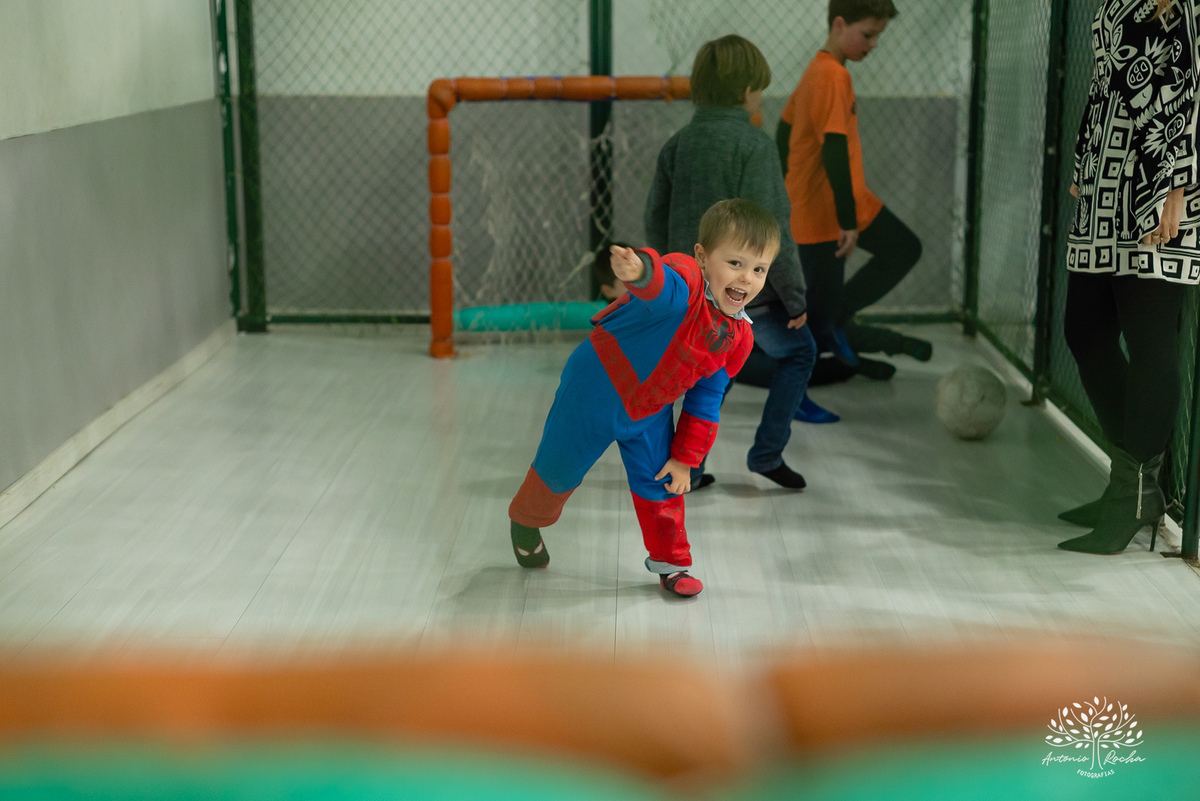 Pelotas - aniversário infantil - festa infantil - fotógrafo de aniversários - fotos de aniversário - 4 anos - festa de super-herói - Homem-Aranha - brincadeiras infantis - memórias da infância - diversão crianças - festa com amigos - fotografia de festas