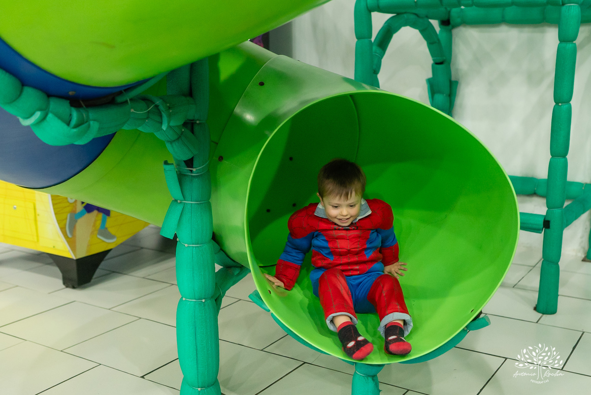 Pelotas - aniversário infantil - festa infantil - fotógrafo de aniversários - fotos de aniversário - 4 anos - festa de super-herói - Homem-Aranha - brincadeiras infantis - memórias da infância - diversão crianças - festa com amigos - fotografia de festas