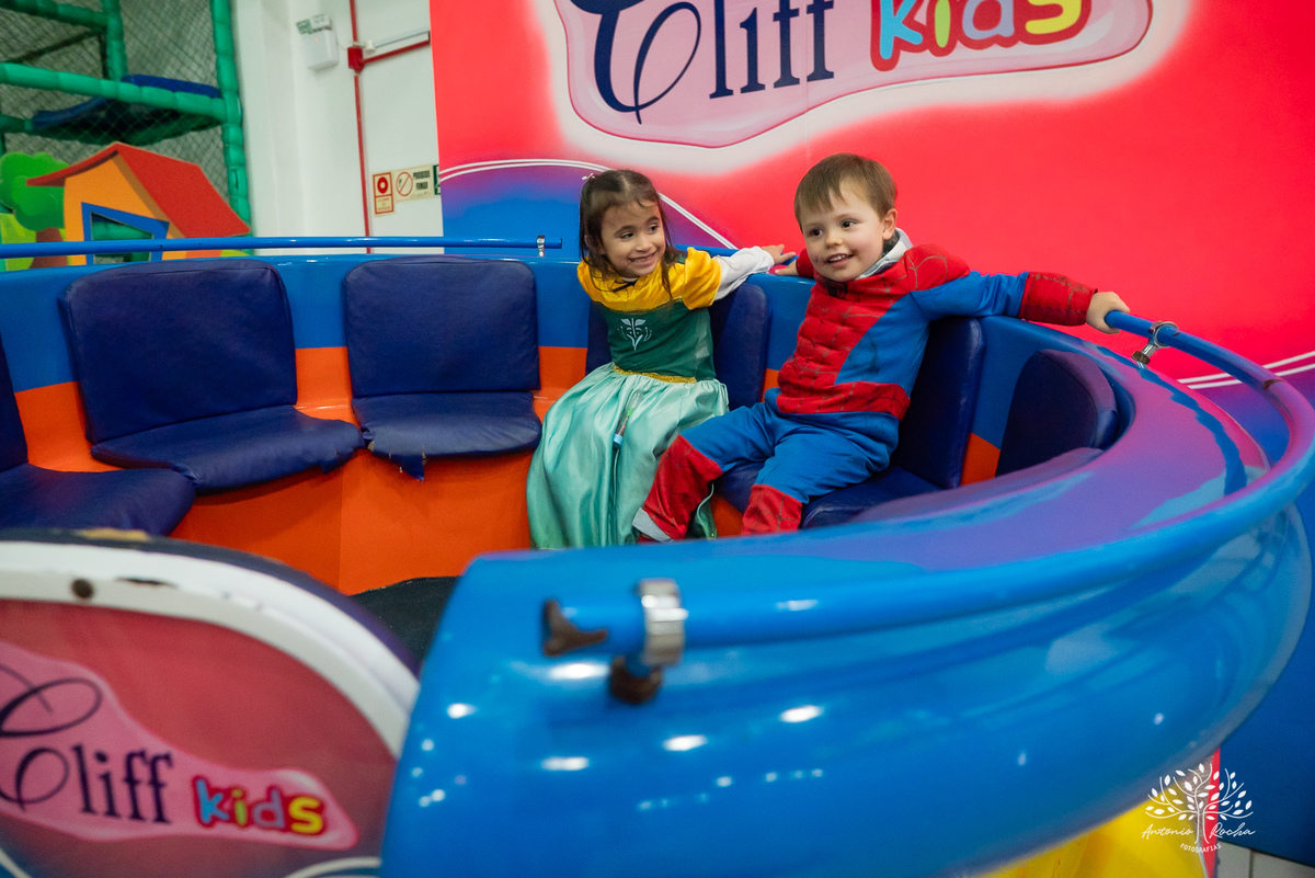 Pelotas - aniversário infantil - festa infantil - fotógrafo de aniversários - fotos de aniversário - 4 anos - festa de super-herói - Homem-Aranha - brincadeiras infantis - memórias da infância - diversão crianças - festa com amigos - fotografia de festas