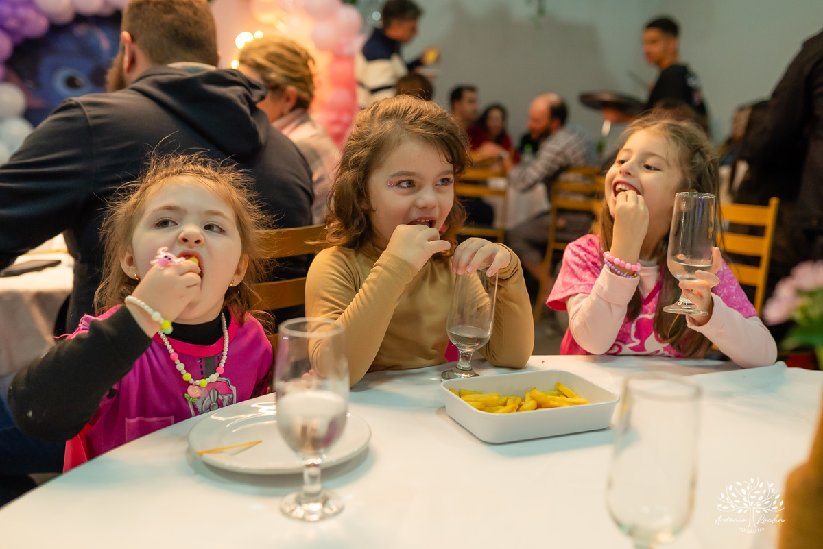 aniversário-infantil - fotografia-de-aniversário - pizzaria-Gaiteiro - espaço-kids - Camaquã - fotógrafos-amigos - Pelotas - fotografia-documental - infância-feliz – festa de criança- fotos-de-criança - tio-Antonio - tia-Rê – fotógrafo infantil