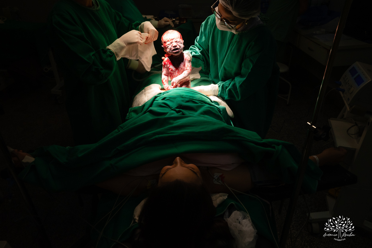 parto - nascimento - chegada-em-casa - irmãs - Laura - Marina - família - fotografia-afetiva - memórias - amor - herança-afetiva - registro-em-família - Antonio-Rocha-Fotografias