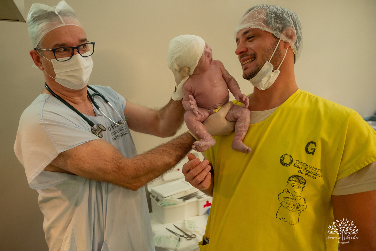 parto - nascimento - chegada-em-casa - irmãs - Laura - Marina - família - fotografia-afetiva - memórias - amor - herança-afetiva - registro-em-família - Antonio-Rocha-Fotografias