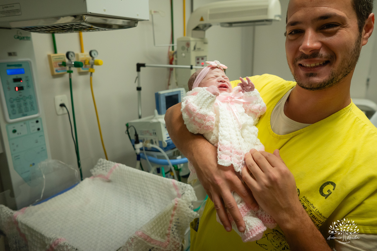 parto - nascimento - chegada-em-casa - irmãs - Laura - Marina - família - fotografia-afetiva - memórias - amor - herança-afetiva - registro-em-família - Antonio-Rocha-Fotografias