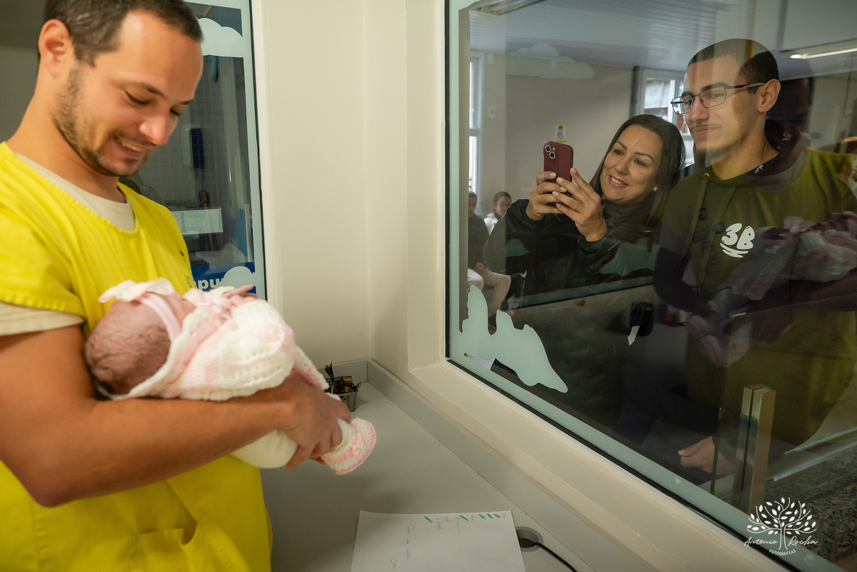 parto - nascimento - chegada-em-casa - irmãs - Laura - Marina - família - fotografia-afetiva - memórias - amor - herança-afetiva - registro-em-família - Antonio-Rocha-Fotografias
