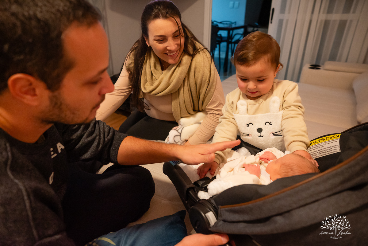 parto - nascimento - chegada-em-casa - irmãs - Laura - Marina - família - fotografia-afetiva - memórias - amor - herança-afetiva - registro-em-família - Antonio-Rocha-Fotografias