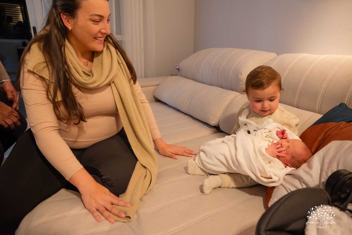 parto - nascimento - chegada-em-casa - irmãs - Laura - Marina - família - fotografia-afetiva - memórias - amor - herança-afetiva - registro-em-família - Antonio-Rocha-Fotografias