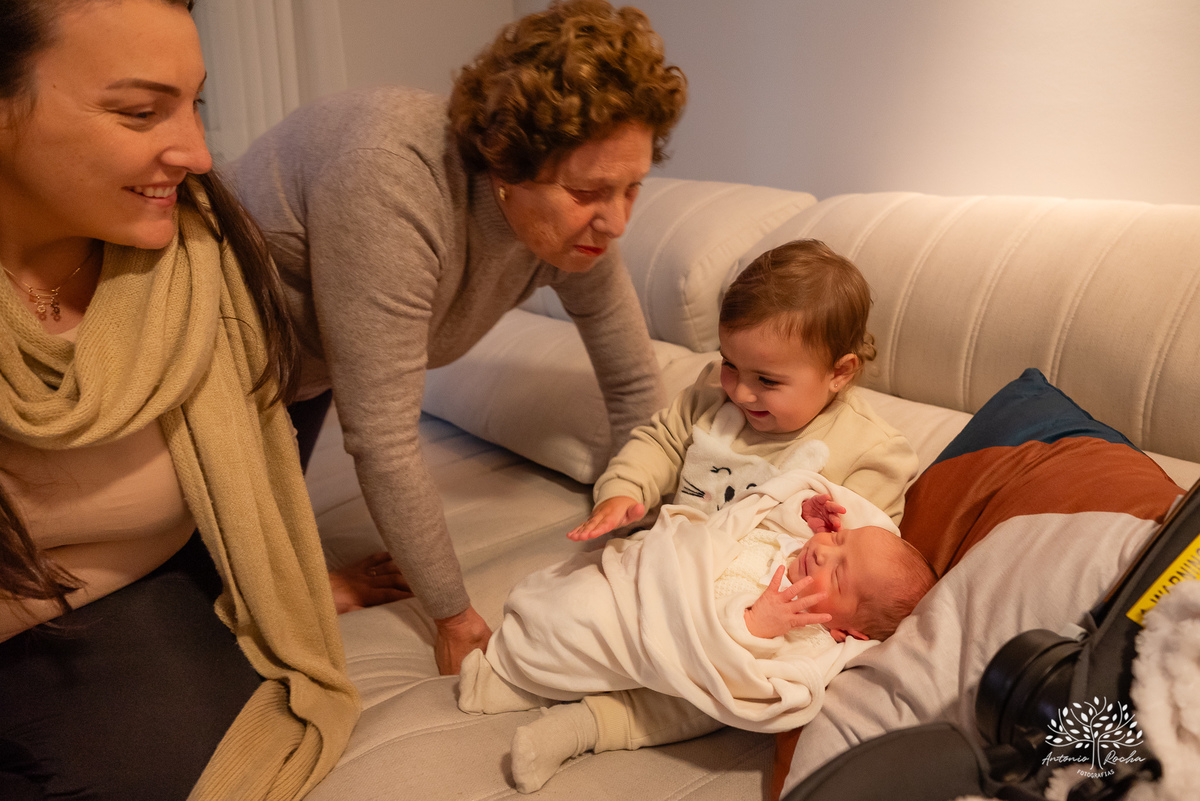parto - nascimento - chegada-em-casa - irmãs - Laura - Marina - família - fotografia-afetiva - memórias - amor - herança-afetiva - registro-em-família - Antonio-Rocha-Fotografias