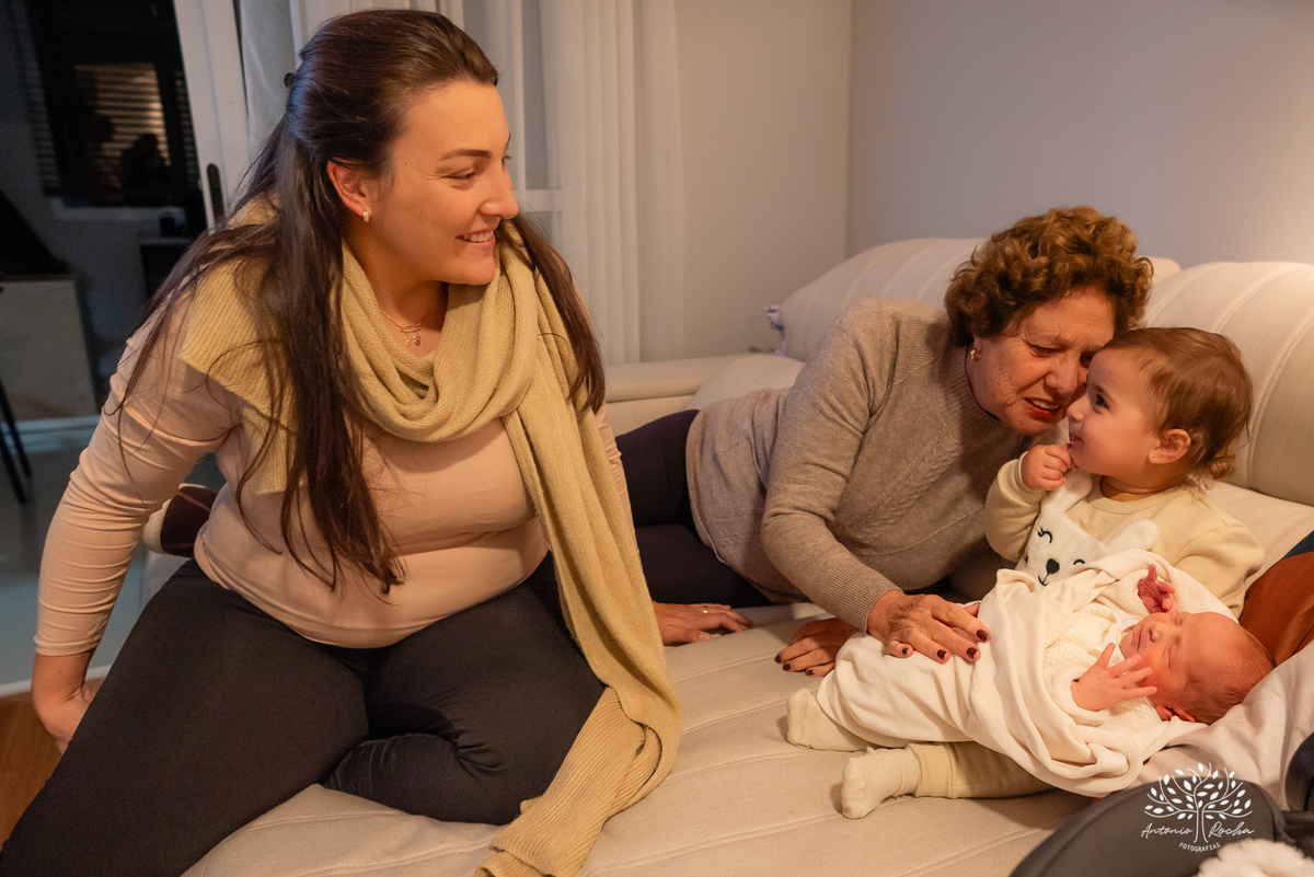 parto - nascimento - chegada-em-casa - irmãs - Laura - Marina - família - fotografia-afetiva - memórias - amor - herança-afetiva - registro-em-família - Antonio-Rocha-Fotografias