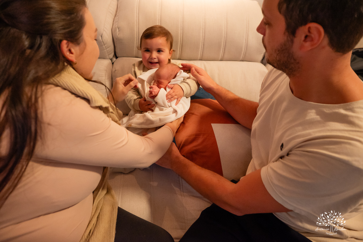 parto - nascimento - chegada-em-casa - irmãs - Laura - Marina - família - fotografia-afetiva - memórias - amor - herança-afetiva - registro-em-família - Antonio-Rocha-Fotografias