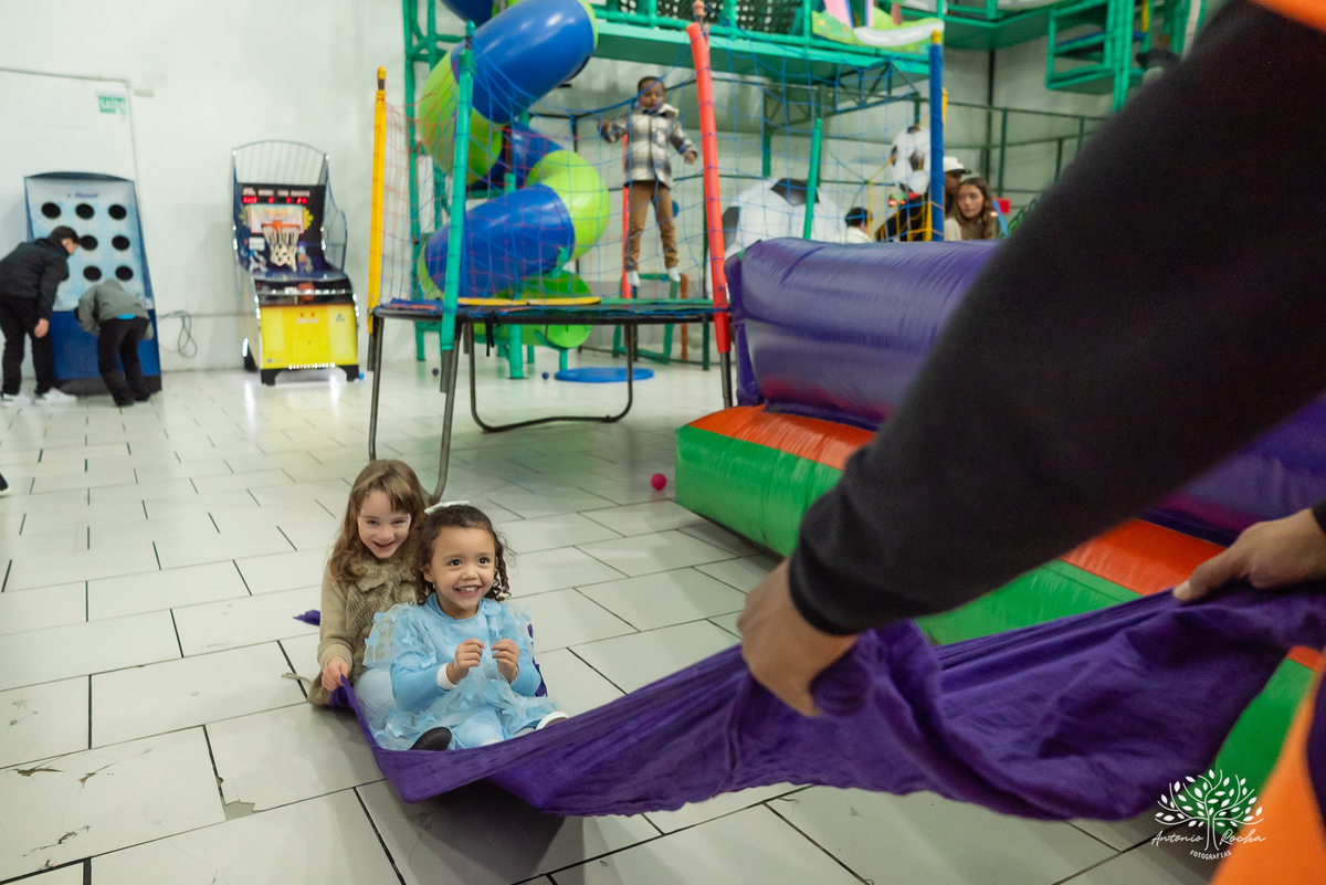 Aniversário Infantil - Fotógrafo de Aniversário - Fotos de Festa de Criança - Cliff Kids - Tholl - Roxito - Chuva de Neve - Pelotas - Antonio Rocha Fotografias- Maletinha Colorida - Pintura Facial - Animação Infantil - Cássia Nobel - Música ao vivo