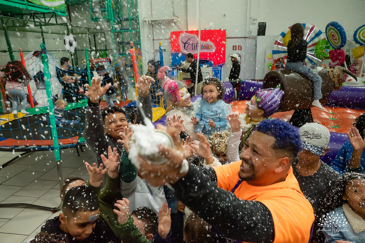 Aniversário Infantil - Fotógrafo de Aniversário - Fotos de Festa de Criança - Cliff Kids - Tholl - Roxito - Chuva de Neve - Pelotas - Antonio Rocha Fotografias- Maletinha Colorida - Pintura Facial - Animação Infantil - Cássia Nobel - Música ao vivo