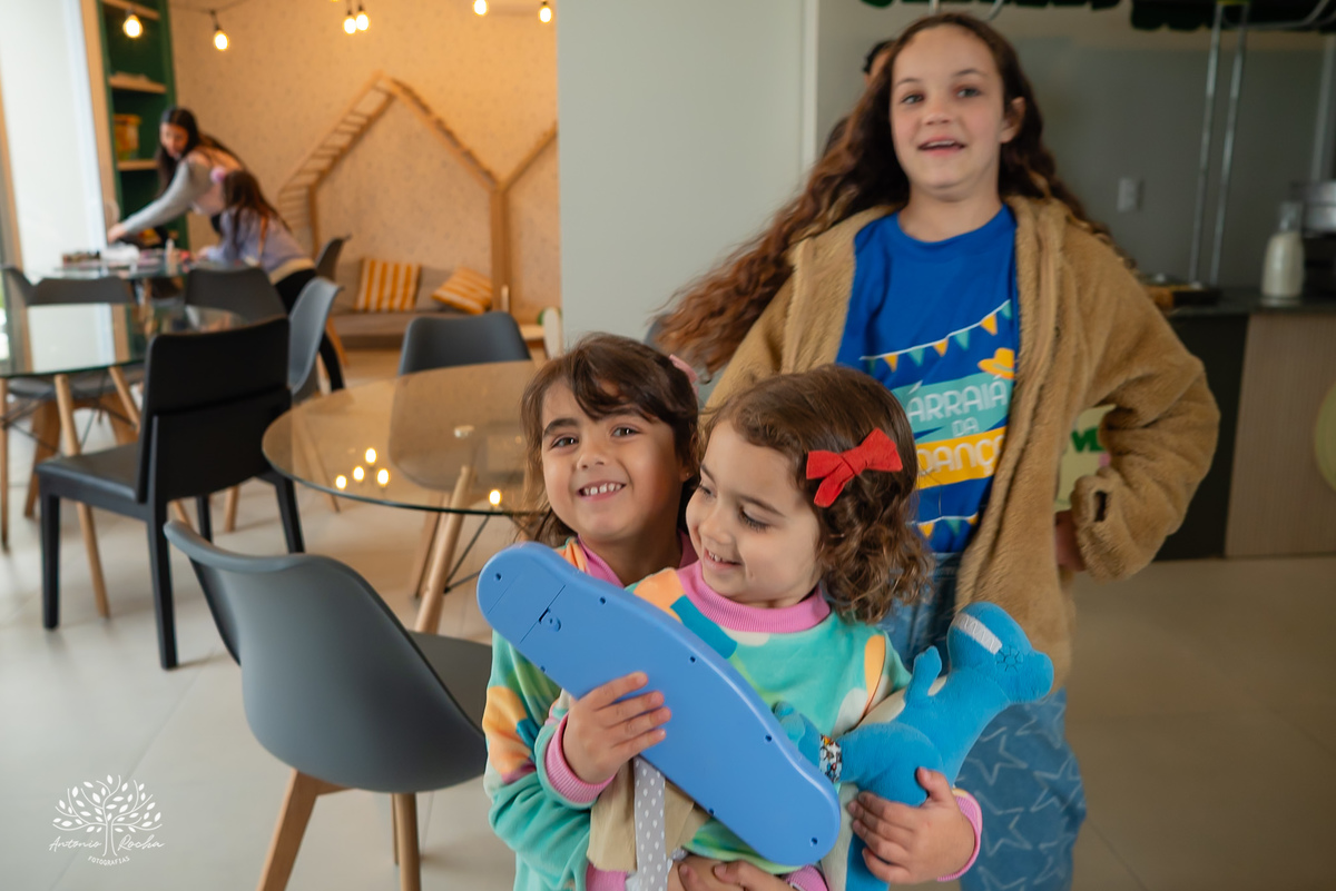 aniversário infantil - fotografia de festa - tema dinossauros - salão de condomínio - balão surpresa - decoração personalizada - pintura facial - ensaio infantil - fotografia documental - fotografia de crianças - festa infantil - Pelotas - Festa Criança