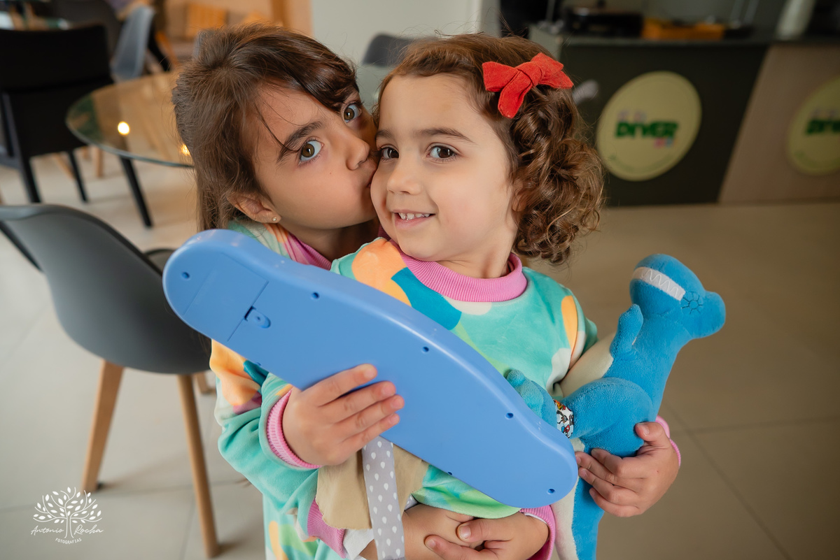 aniversário infantil - fotografia de festa - tema dinossauros - salão de condomínio - balão surpresa - decoração personalizada - pintura facial - ensaio infantil - fotografia documental - fotografia de crianças - festa infantil - Pelotas - Festa Criança