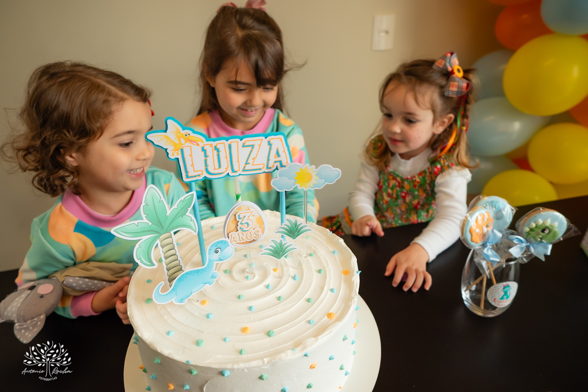 aniversário infantil - fotografia de festa - tema dinossauros - salão de condomínio - balão surpresa - decoração personalizada - pintura facial - ensaio infantil - fotografia documental - fotografia de crianças - festa infantil - Pelotas - Festa Criança