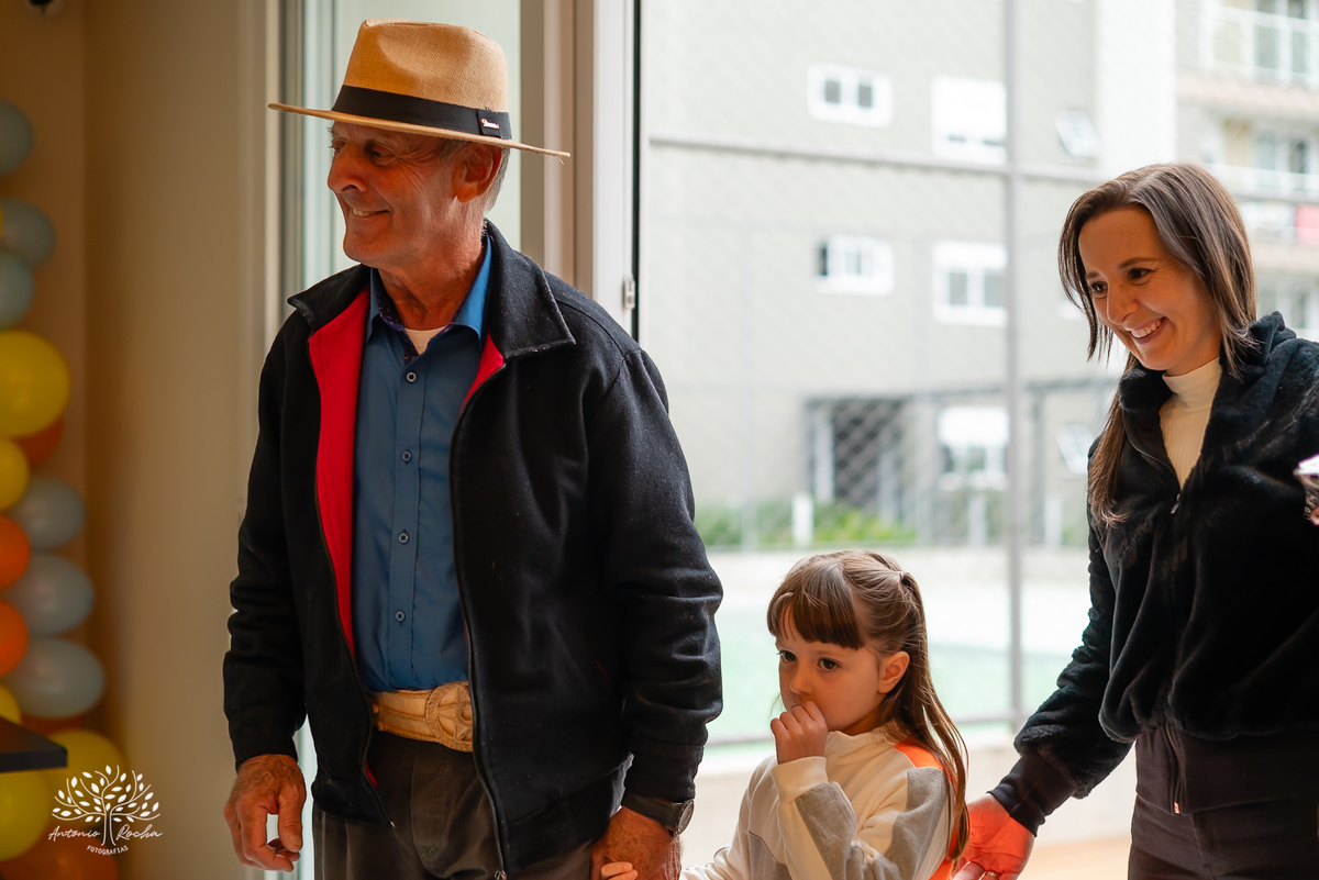 aniversário infantil - fotografia de festa - tema dinossauros - salão de condomínio - balão surpresa - decoração personalizada - pintura facial - ensaio infantil - fotografia documental - fotografia de crianças - festa infantil - Pelotas - Festa Criança