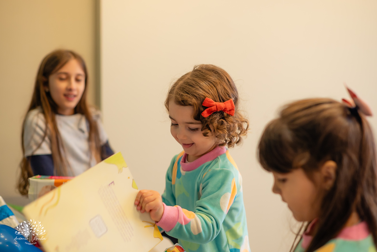 aniversário infantil - fotografia de festa - tema dinossauros - salão de condomínio - balão surpresa - decoração personalizada - pintura facial - ensaio infantil - fotografia documental - fotografia de crianças - festa infantil - Pelotas - Festa Criança