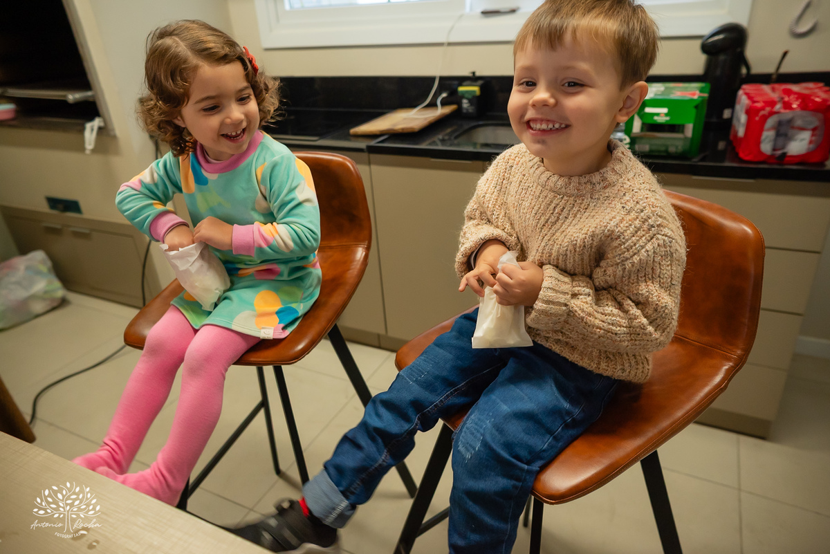 aniversário infantil - fotografia de festa - tema dinossauros - salão de condomínio - balão surpresa - decoração personalizada - pintura facial - ensaio infantil - fotografia documental - fotografia de crianças - festa infantil - Pelotas - Festa Criança