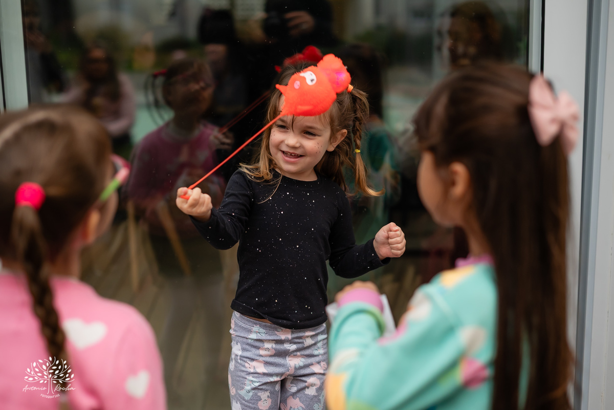 aniversário infantil - fotografia de festa - tema dinossauros - salão de condomínio - balão surpresa - decoração personalizada - pintura facial - ensaio infantil - fotografia documental - fotografia de crianças - festa infantil - Pelotas - Festa Criança