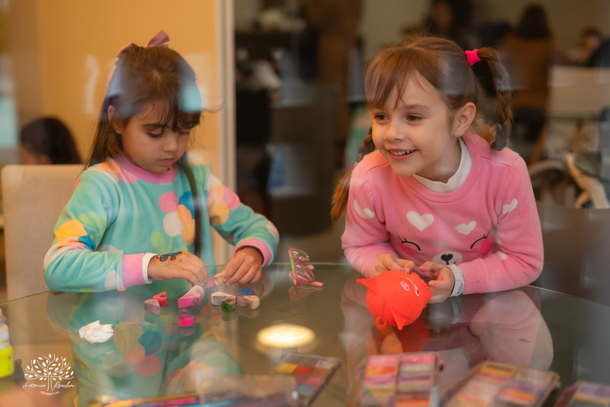 aniversário infantil - fotografia de festa - tema dinossauros - salão de condomínio - balão surpresa - decoração personalizada - pintura facial - ensaio infantil - fotografia documental - fotografia de crianças - festa infantil - Pelotas - Festa Criança