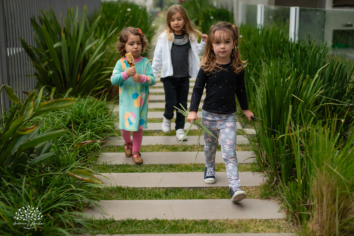 aniversário infantil - fotografia de festa - tema dinossauros - salão de condomínio - balão surpresa - decoração personalizada - pintura facial - ensaio infantil - fotografia documental - fotografia de crianças - festa infantil - Pelotas - Festa Criança