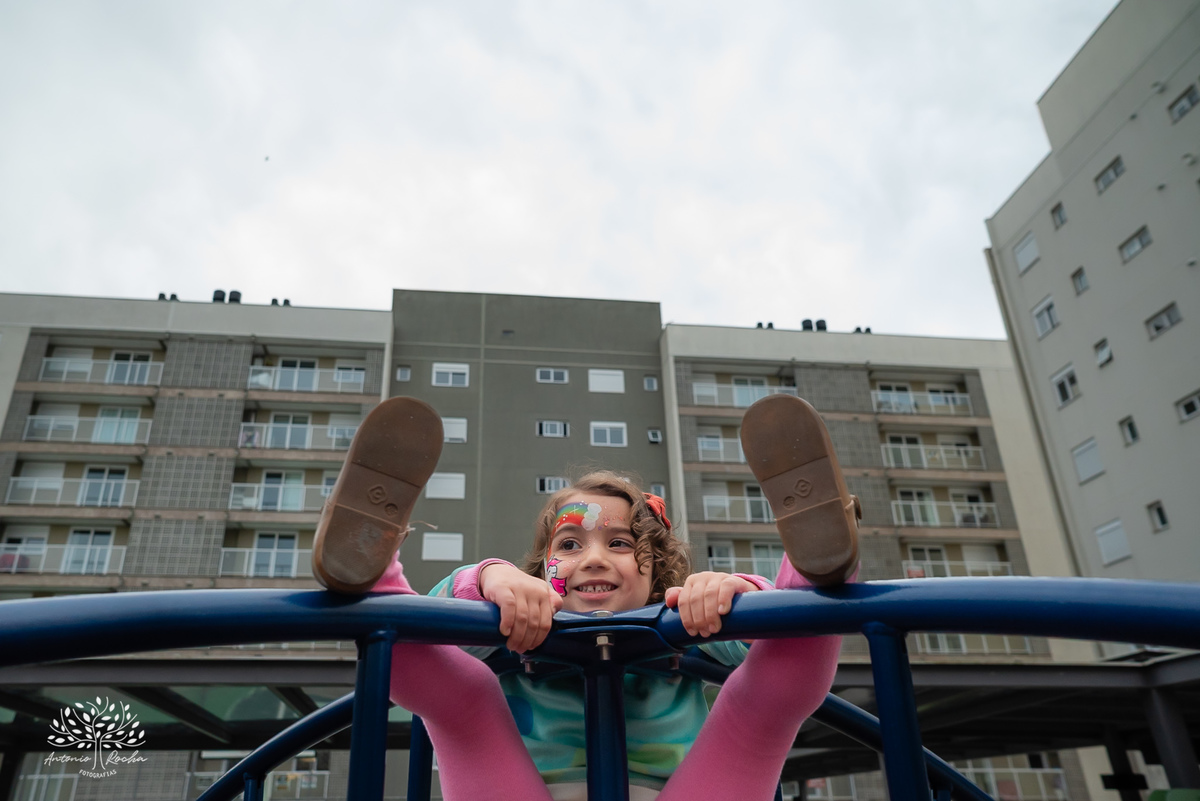 aniversário infantil - fotografia de festa - tema dinossauros - salão de condomínio - balão surpresa - decoração personalizada - pintura facial - ensaio infantil - fotografia documental - fotografia de crianças - festa infantil - Pelotas - Festa Criança