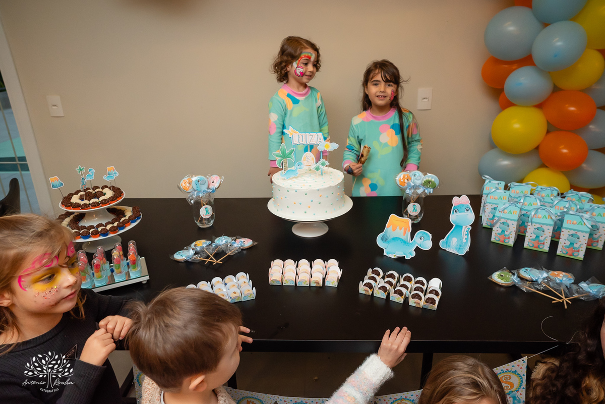 aniversário infantil - fotografia de festa - tema dinossauros - salão de condomínio - balão surpresa - decoração personalizada - pintura facial - ensaio infantil - fotografia documental - fotografia de crianças - festa infantil - Pelotas - Festa Criança