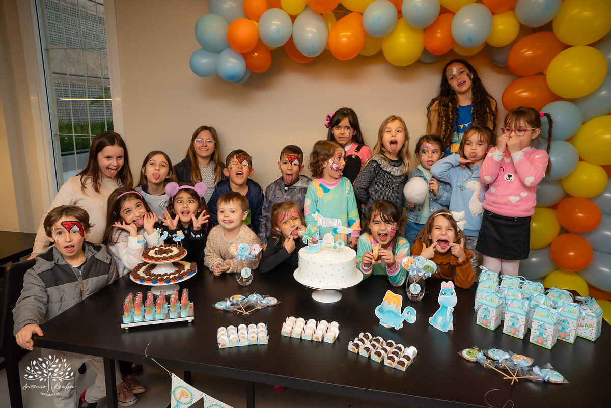 aniversário infantil - fotografia de festa - tema dinossauros - salão de condomínio - balão surpresa - decoração personalizada - pintura facial - ensaio infantil - fotografia documental - fotografia de crianças - festa infantil - Pelotas - Festa Criança