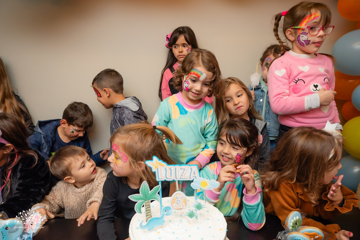 aniversário infantil - fotografia de festa - tema dinossauros - salão de condomínio - balão surpresa - decoração personalizada - pintura facial - ensaio infantil - fotografia documental - fotografia de crianças - festa infantil - Pelotas - Festa Criança