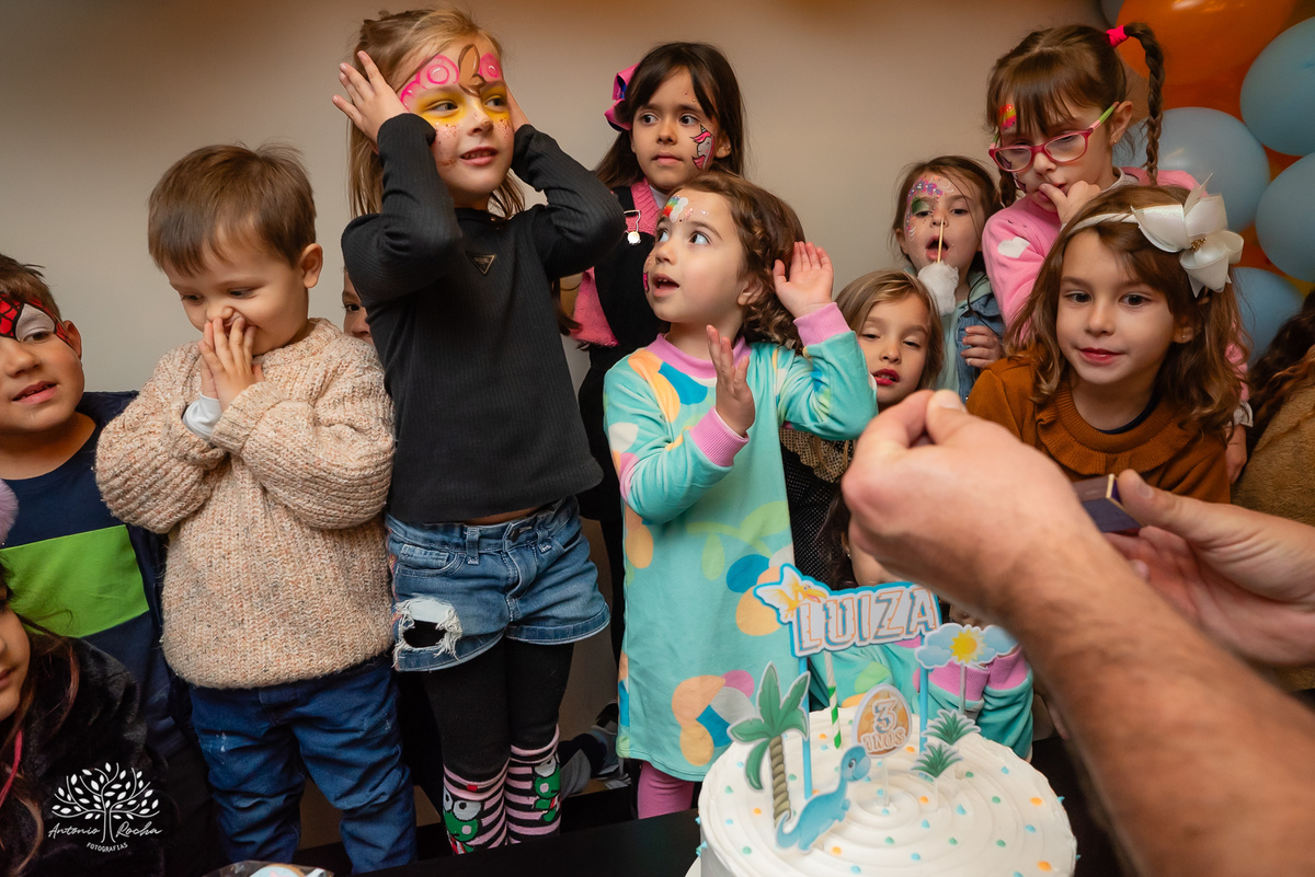 aniversário infantil - fotografia de festa - tema dinossauros - salão de condomínio - balão surpresa - decoração personalizada - pintura facial - ensaio infantil - fotografia documental - fotografia de crianças - festa infantil - Pelotas - Festa Criança