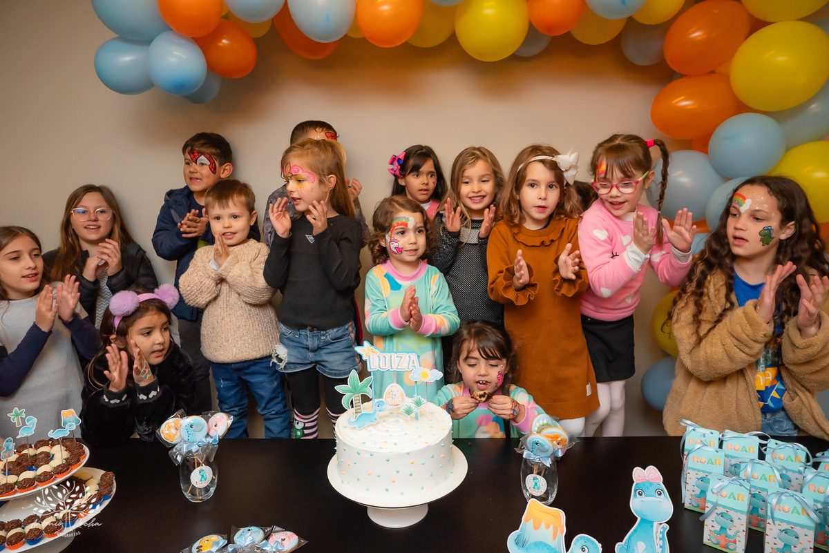 aniversário infantil - fotografia de festa - tema dinossauros - salão de condomínio - balão surpresa - decoração personalizada - pintura facial - ensaio infantil - fotografia documental - fotografia de crianças - festa infantil - Pelotas - Festa Criança